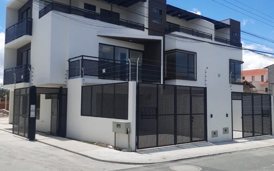 CASAS EN RICAURTE