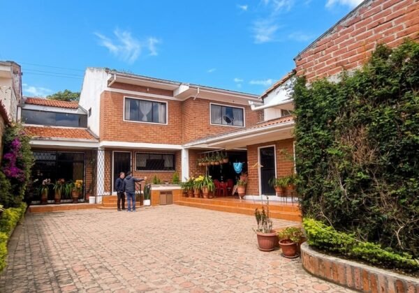Casa Av. 10 de Agosto